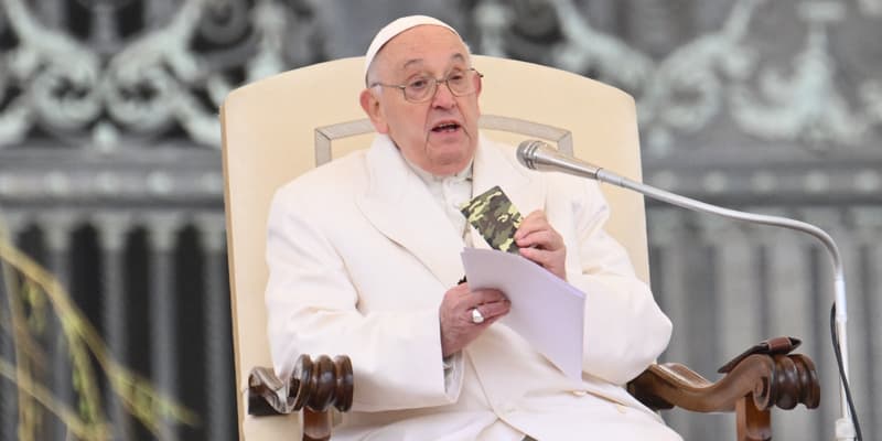 Le pape François portant le Nouveau Testament qui appartenait à un jeune soldat ukrainien tué au combat, le 3 avril 2024 au Vatican. Photo d'illustration