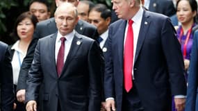 Le président américain Donald Trump et son homologue russe Vladimir Poutine échangent quelques mots, en marge du sommet de l'APEC à Danang, le 11 novembre 2017