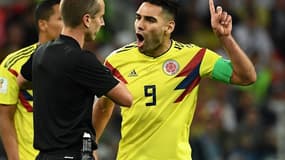 Mark Geiger et Radamel Falcao 