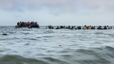 Des migrants embarquent à bord d'un bateau pour tenter de traverser la Manche, le 26 mars 2025 au large de la plage de Gravelines, dans le nord de la France