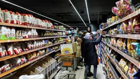 Des clients dans un supermarché de  Kramatorsk (est de l'Ukraine), le 17 avril 2022