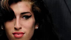 La chanteuse britannique Amy Winehouse, l'une des plus douées de sa génération dont le tube "Rehab" contait sa lutte contre les addictions, est décédée samedi à Londres à l'âge de 27 ans. /Photo prise le 23 juillet 2009/REUTERS/Toby Melville