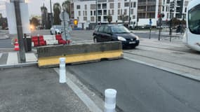Des automobilistes empruntent une portion de l'avenue Rockefeller, à Lyon, le 24 octobre 2024, malgré le sens interdit.