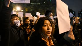 Des manifestants défilent pour protester contre les restrictions sévères imposées par la Chine en matière de Covid-19, à Pékin, le 28 novembre 2022.