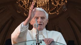 Benoît XVI  se présentant une dernière fois aux fidèles sur le balcon de la résidence d'été des papes à Castel Gandolfo, le jeudi 28 février