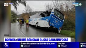 Bormes-les-Mimosas: un bus couché sur le bas-côté après une sortie de route  