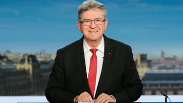 Jean-Luc Mélenchon, chef du parti de gauche français La France Insoumise (LFI), regarde avant une interview au journal télévisé du soir de la chaîne de télévision française France 2, à Paris, le 12 juin 2024.