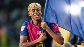 Lamine Yamal tout sourire pendant des festivités avec le Barça, le 18 mai 2025