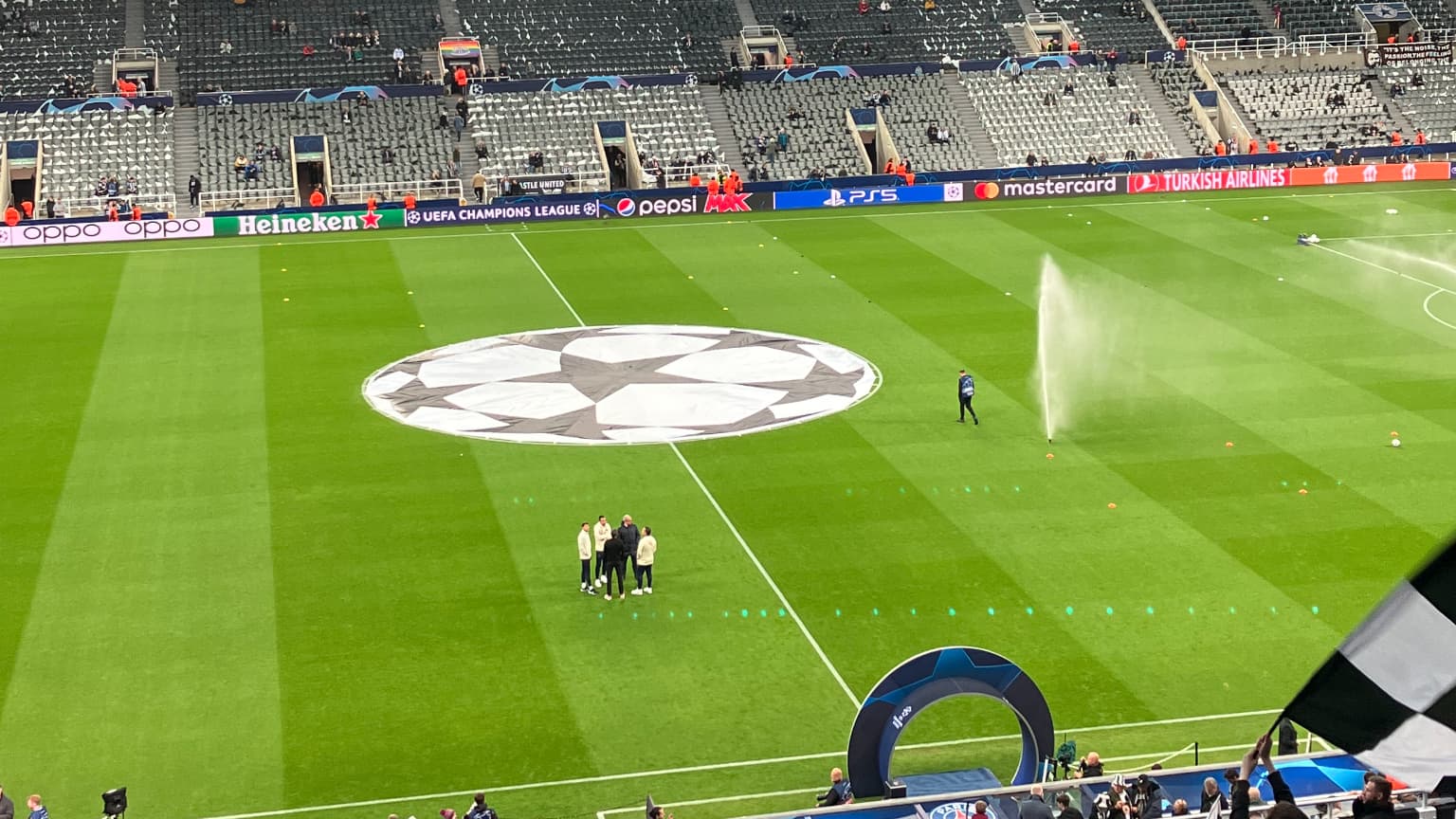 Luis Campos sur la pelouse avec Luis Enrique et le staff du PSG