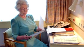 La reine d'Angleterre dans son wagon privé du British Royal Train