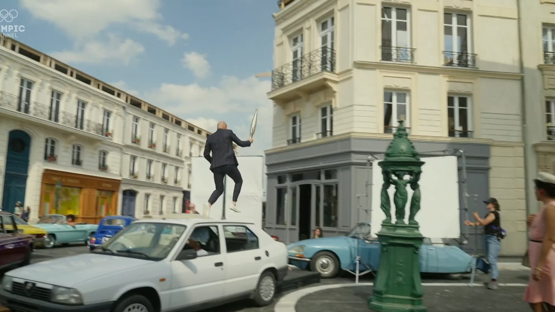 Zinédine Zidane dans les rues de Paris lors du tournage du clip de la cérémonie d'ouverture des Jeux 2024.