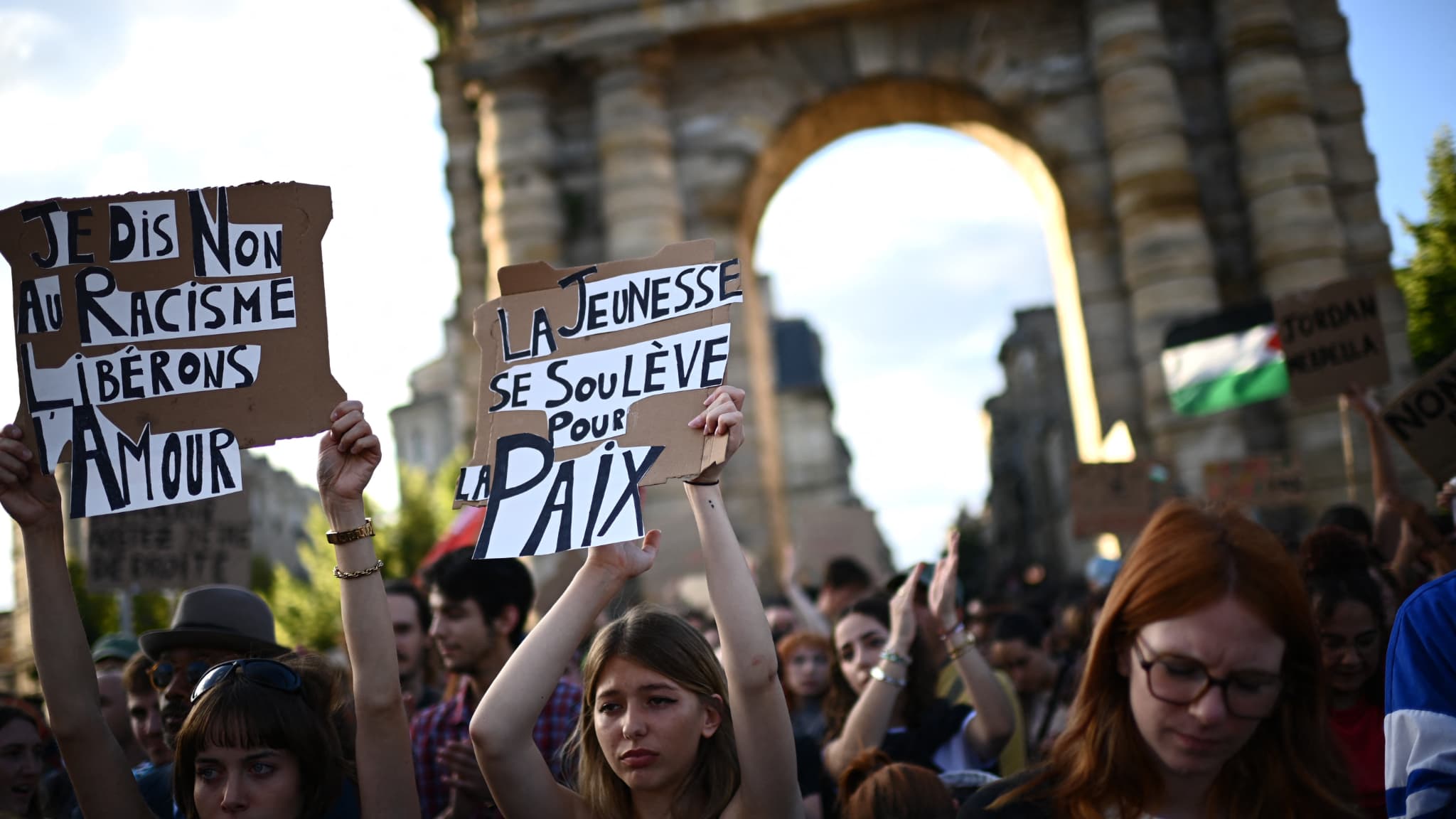 Des manifestants contre l'extrême droite brandissant des pancartes à Bordeaux (Gironde) le 10 juin 2024. 