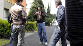 Berkane Maklouf, au centre, avec des journalistes, le 14 mai dernier à Clermont-Ferrand.