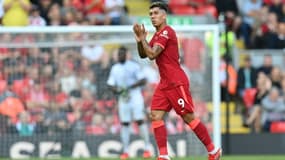 Le milieu de terrain offensif brésilien de Liverpool, Roberto Firmino, applaudit alors qu'il quitte le terrain après s'être blessé lors du match de Premier League entre Liverpool et Chelsea au stade d'Anfield, à Liverpool, dans le nord-ouest de l'Angleterre, le 28 août 2021.