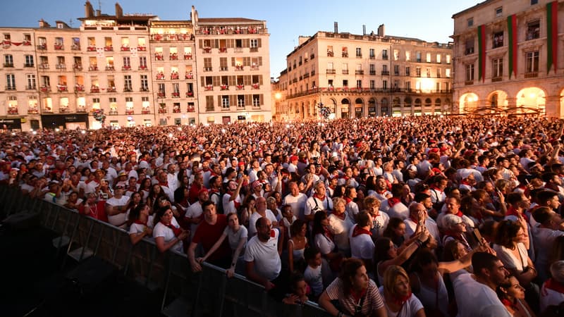 Des personnes se rassemblent devant l'hôtel de ville lors de la cérémonie d'ouverture des 91e Fêtes de Bayonne, à Bayonne, dans le sud-ouest de la France, le 26 juillet 2023.