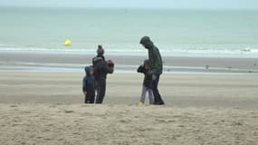 Une famille sur la plage de Dunkerque (Nord) sous la pluie en juillet 2023.
