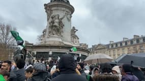 Des manifestants se sont rassemblés sur la place de la République à Paris pour fêter la chute du régime de Bachar al-Assad en Syrie. 