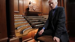 Jean Guillou, compositeur et organiste, dans l'église parisienne de Saint-Eustache, en mars 2010