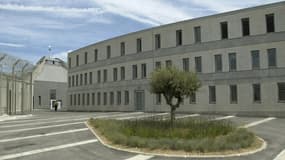 Photo prise le 14 juin 2004 de la cour d'entrée du centre pénitentiaire de La Farlède, près de Toulon.