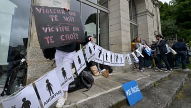 Un collectif de victimes de Joël Le Scouarnec le 28 mai 2025 devant la cour criminelle du Morbihan à Vannes.