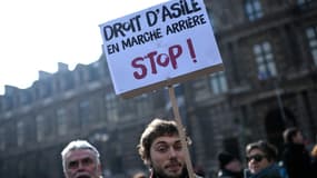 Un homme participe à une manifestation organisée par l'Ofpra pour contester la loi immigration, le 21 février 2018 (photo d'illustration)