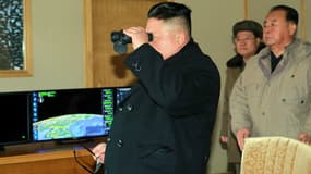 Le dictateur nord-coréen Kim Jong-Un surveille les tests. 