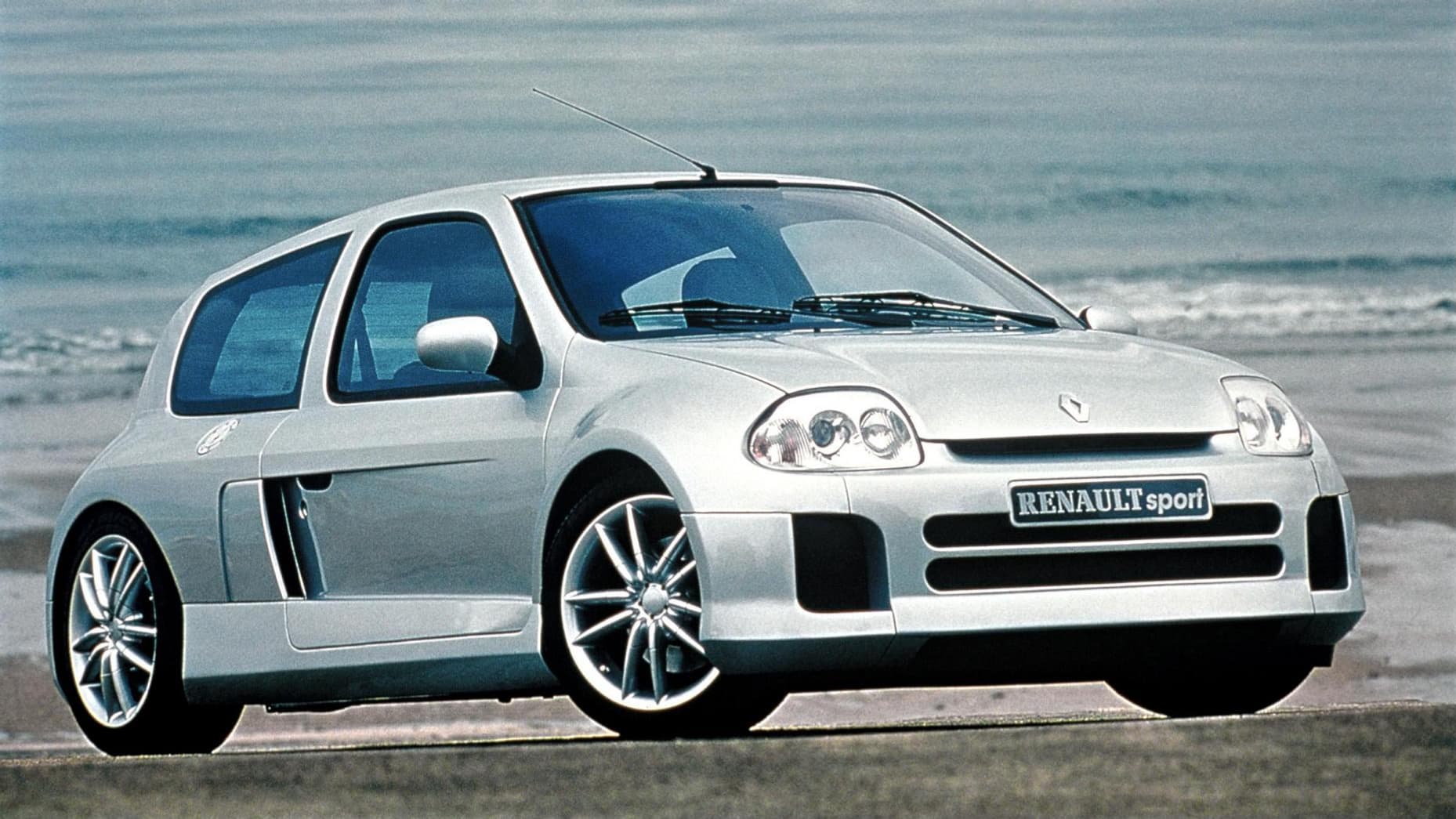 La Clio V6 phase I, dévoilée en 1998. La Clio V6 phase I, dévoilée en 1998.