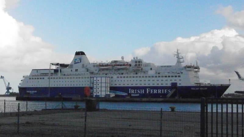 Le ferry Oscar Wilde, à quai à Cherbourg en 2011