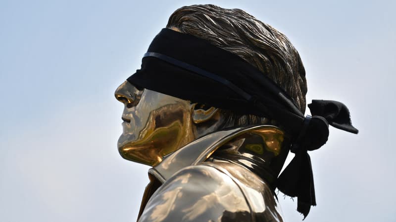 La ville belge de Namur a placé un bandeau noir sur une sculpture monumentale de l'artiste Jan Fabre. 
