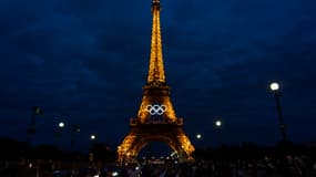 Illustration Jeux olympiques de Paris 2024, la Tour Eiffel illuminée avec les anneaux, juillet 2024
