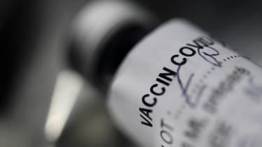 Un flacon vide du vaccin contre le Covid-19 de Pfizer-BioNtech, le 2 mars 2021 à Garlan, dans l'ouest de la France - image d'illustration