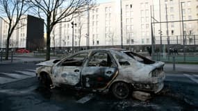 Une voiture calcinée à Aulnay-sous-Bois (Seine-Saint-Denis)