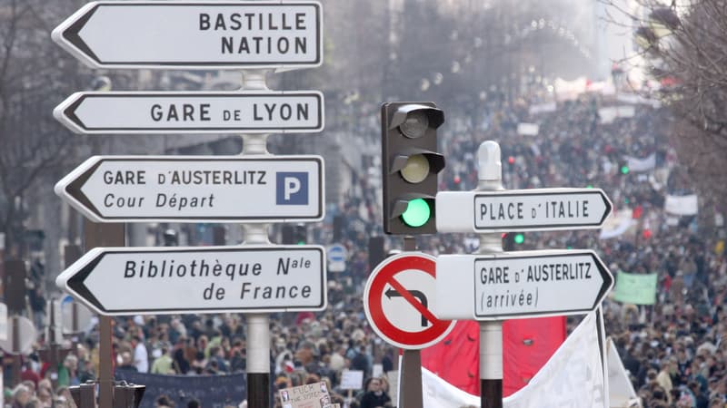 Image d'illustration - Ce sont ces panneaux blancs de direction que la Mairie de Paris envisage en partie de supprimer.