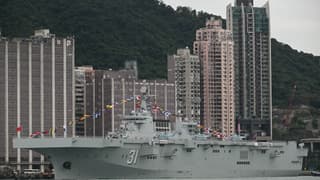 Long de plus de 200 mètres, le Hainan peut transporter 30 hélicoptères, avec un pont d'envol capable d'en faire opérer six simultanément. 