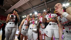 Les joueuses de Villeneuve-d'Ascq, la médaille au cou au Palacium, le 2 avril 2025