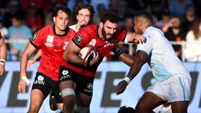 Charles Olilvon dans l'avancée lors du match de Toulon contre Montpellier en Top 14, le 19 octobre 2024