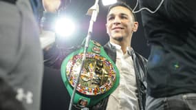 Nordine Oubaali avec sa ceinture de champion du monde WBC des coqs