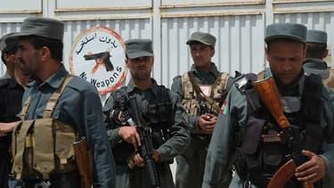 Des policiers afghans gardent l'entrée du Cure Hospital, à Kaboul, le 24 avril 2014.