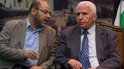 Le n°2 du Hamas, Musa Abu Marzouk, parle avec le chef de la délégation de l'OLP, Azzam al-Ahmad, lors d'un meeting à Gaza, le 22 avril.