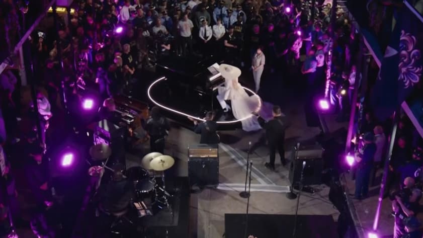 Lady Gaga au piano pour l'hommage aux victimes de l'attentat de la Nouvelle-Orléans avant le Superbowl, 9 février 2025