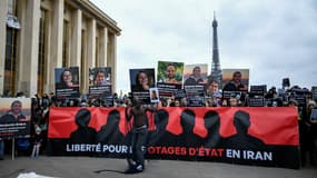 Les familles sont rassemblées devant le Trocadéro