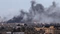 De la fumée s'échappe au-dessus de Khan Younès, dans la bande de Gaza, le 15 février 2024