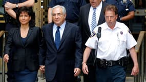 Dominique Strauss-Kahn et son épouse Anne Sinclair, sortant du tribunal de New York ce lundi 6 juin.