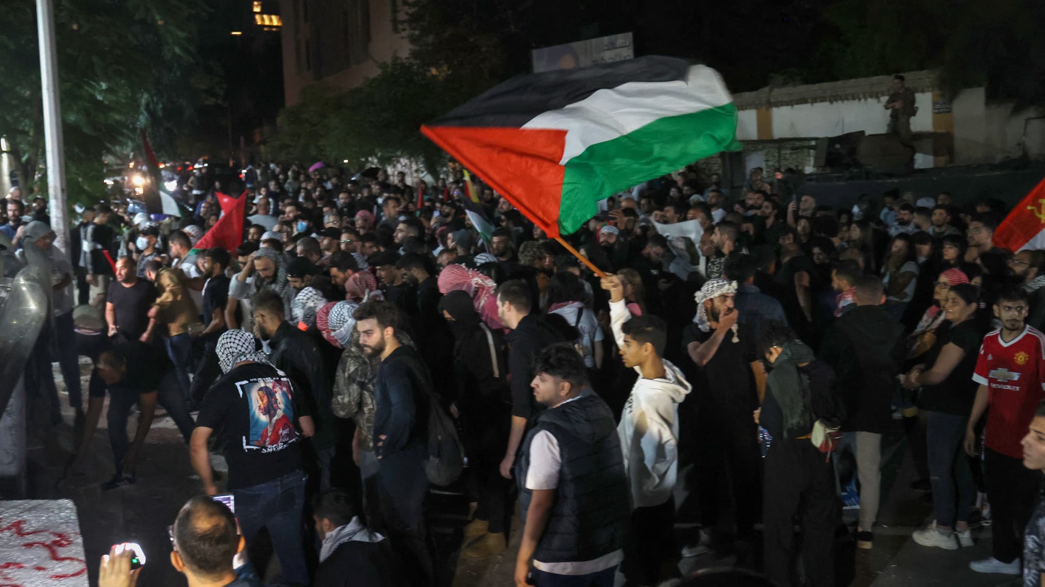 Des manifestants lors d'un rassemblement devant l'ambassade de France à Beyrouth, le 18 octobre 2023, en soutien aux Palestiniens après une attaque contre un hôpital de Gaza.