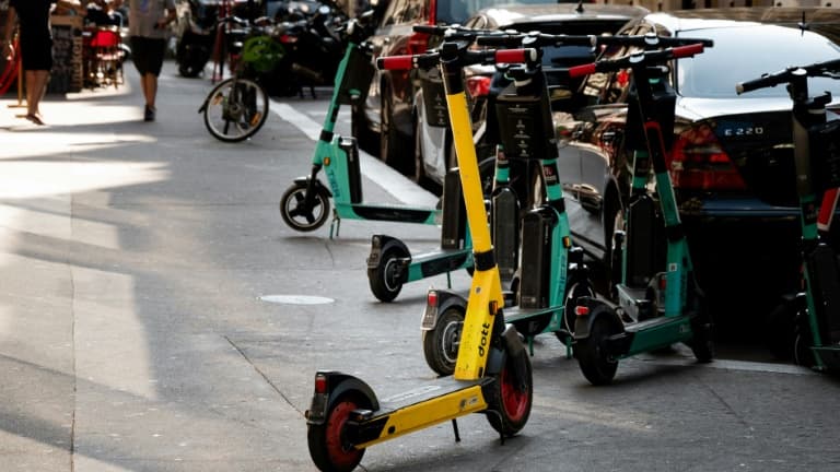 Des trottinettes électriques sur un trottoir à Paris en septembre 2021