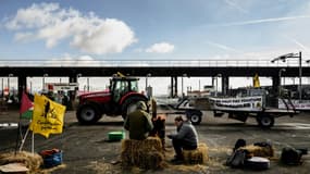 Blocage du péage de Saint-Quentin-Fallavier, en Isère, sur l'A43 par des agriculteurs le 2 février 2023.
