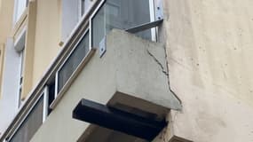 Des fissures suscitent l'inquiétude dans un immeuble d'habitation de Martigues, le 13 décembre 2023.