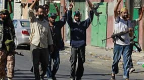 Des combattants rebelles célèbrent la prise de Zaouïah, dimanche. Les insurgés ont lancé mercredi une attaque pour prendre la raffinerie située en marge de la ville, une des dernières sources d'approvisionnement en carburant des forces fidèles à Mouammar