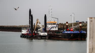 Une barge dans le port de Ouistreham, dans le Calvados (PHOTO D'ILLUSTRATION)