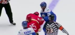 Un joueur de hockey sur glace se bat avec toute l’équipe adverse !